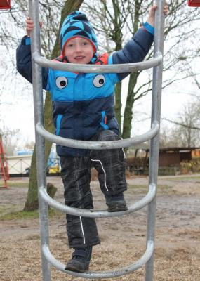 Foto des Albums: Kinder stürmen neue Spielgeräte