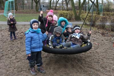 Foto des Albums: Kinder stürmen neue Spielgeräte