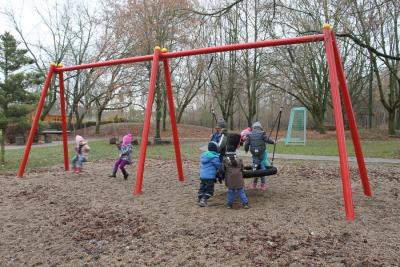 Foto des Albums: Kinder stürmen neue Spielgeräte
