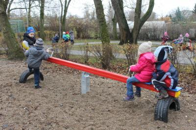 Foto des Albums: Kinder stürmen neue Spielgeräte