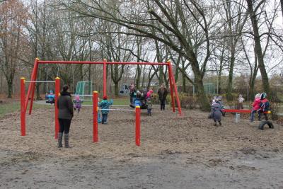 Foto des Albums: Kinder stürmen neue Spielgeräte