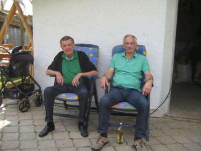 Altbgm. Sepp Steinberger und 1. Vorstand haben hier ein bequemes und schattiges Pl&auml;tzchen gefunden. 