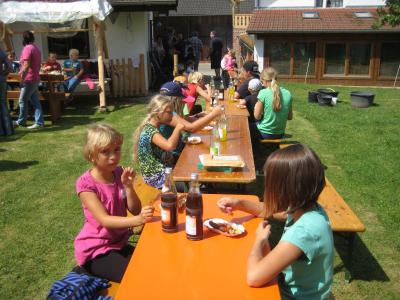 Alle lie&szlig;en sich das Gegrillte ... 