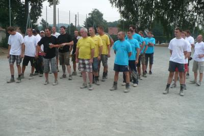 Die f&uuml;nf Mannschaften bei der Siegerehrung: Oberdorf, Mitteldorf, Niederdorf, Ninive und Fu&szlig;ball.   (Bild vergr&ouml;&szlig;ern)