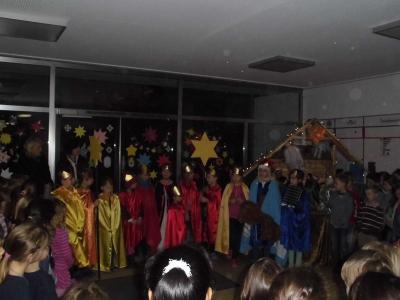Die Kinder singen das Sternsingerlied. 