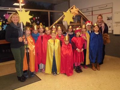 Auch die Schulleitung freut sich &uuml;ber den Besuch der Sternsinger. 