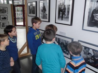 Foto des Albums: Ausstellungsbesuch im Rathaus: Unsere neuen Nachbarn