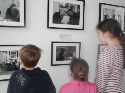 Foto des Albums: Ausstellungsbesuch im Rathaus: Unsere neuen Nachbarn
