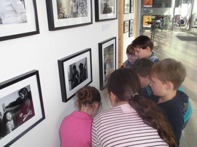 Foto des Albums: Ausstellungsbesuch im Rathaus: Unsere neuen Nachbarn