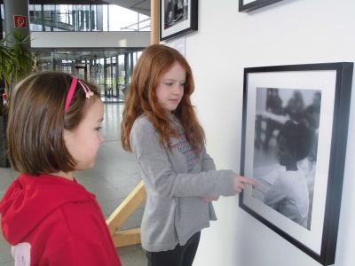 Foto des Albums: Ausstellungsbesuch im Rathaus: Unsere neuen Nachbarn