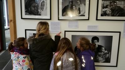 Foto des Albums: Ausstellungsbesuch im Rathaus: Unsere neuen Nachbarn