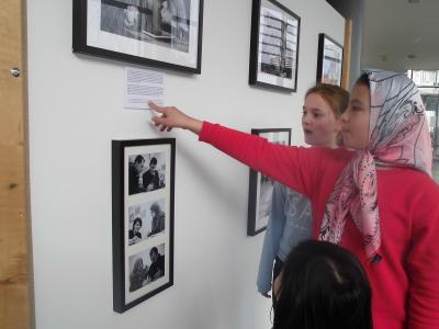 Foto des Albums: Ausstellungsbesuch im Rathaus: Unsere neuen Nachbarn