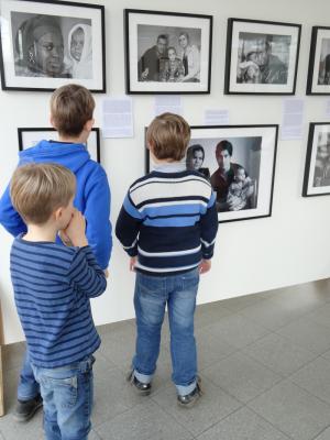 Foto des Albums: Ausstellungsbesuch im Rathaus: Unsere neuen Nachbarn
