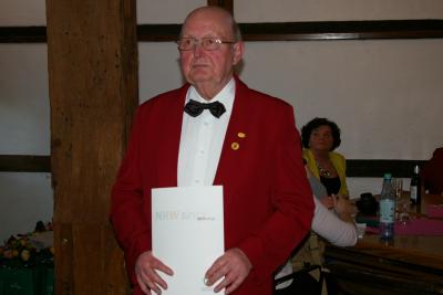 Bernhard L&uuml;chtefeld wurde f&uuml;r 60 Jahre singen in Chorverband geehrt. 