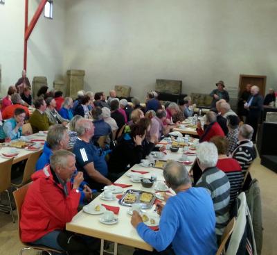 Projektleiter Reimond Heuser blickte bei der Kaffeetafel auf interessanten Wandertag zur&uuml;ck  (Bild vergr&ouml;&szlig;ern)