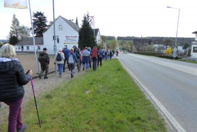 70 Wanderer starteten um 13 Uhr am Limeskastell in Pohl Richtung S&uuml;den  (Bild vergr&ouml;&szlig;ern)
