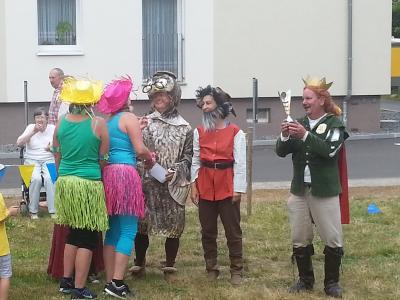 Vorschaubild: Team Flower Power der Kita Heinzelmännchen gratuliert zum Sieg der besten Kostümierung.