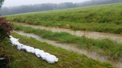 Erneuter Dammbau zur Ableitung des Wasser von der Wohnbebauung   (Bild vergr&ouml;&szlig;ern)