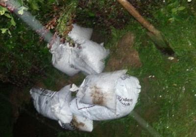 Spaten und Rindenmulch- bzw. Sands&auml;cke als Einsatzmaterialien  (Bild vergr&ouml;&szlig;ern)