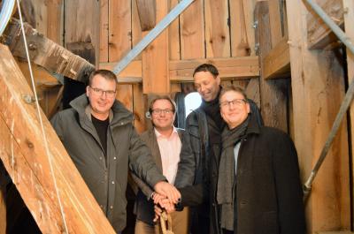 Vorschaubild: Turmaufstieg im Kirchturm angekommen: Johannes Funke, Manuel Meger, Johannes Neugebauer und Ralph Bluhm (v.l.)