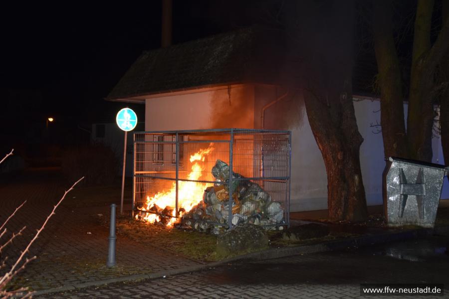 Foto der Galerie: Brand gelbe Säcke mit Übergriff auf Gebäude