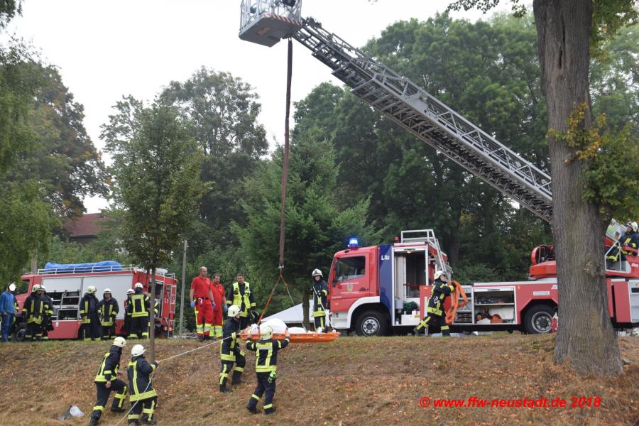 Foto der Galerie: Verkehrsunfall PKW im Bach