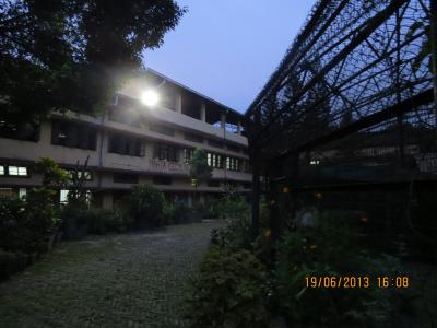 Vorschaubild: Mailanijote Hostel -Gebäude am Abend mit Solarlicht