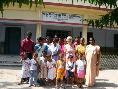 Vorschaubild: St. Thomas Lehrer und einige Schüler
