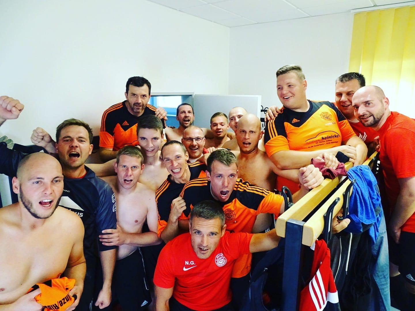 Spieler feiern in der Umkleidekabine 