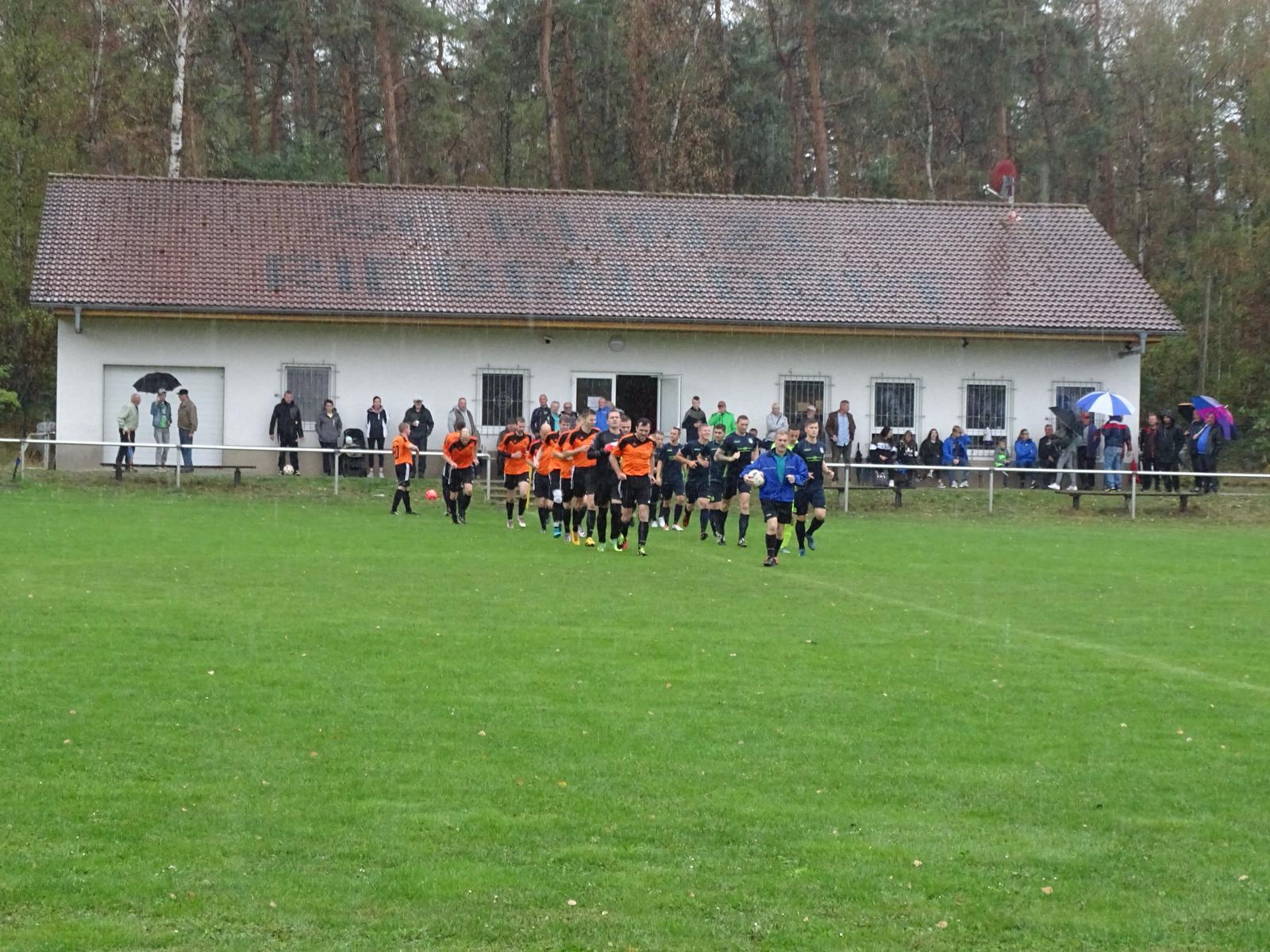 Spieler betreten das Spielfeld 