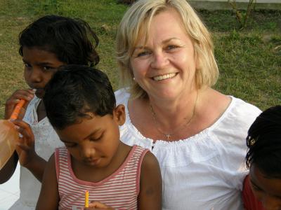 Vorschaubild: Besuch aus Deutschland, frau Arsey mit den Kinderdorfkindern