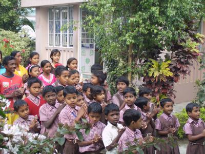 Vorschaubild: Kinder in Schuluniform beim Abschied