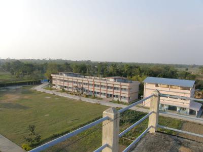 Vorschaubild: Blick vom Wasserturm auf die ASHNIKETAN School und HAus Margreth