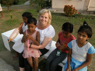 Vorschaubild: Frau Arsey mit Kinderdorfkindern