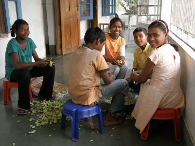 Vorschaubild: ASHAGRAM Kinder beim Gemüseputzen