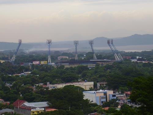 Managua-Panorama-mit-National-Stadion 