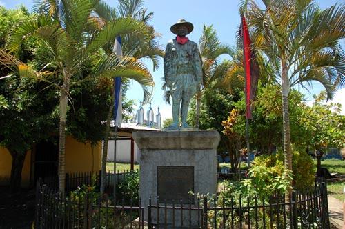 Statue-von-Augusto-C-Sandino 