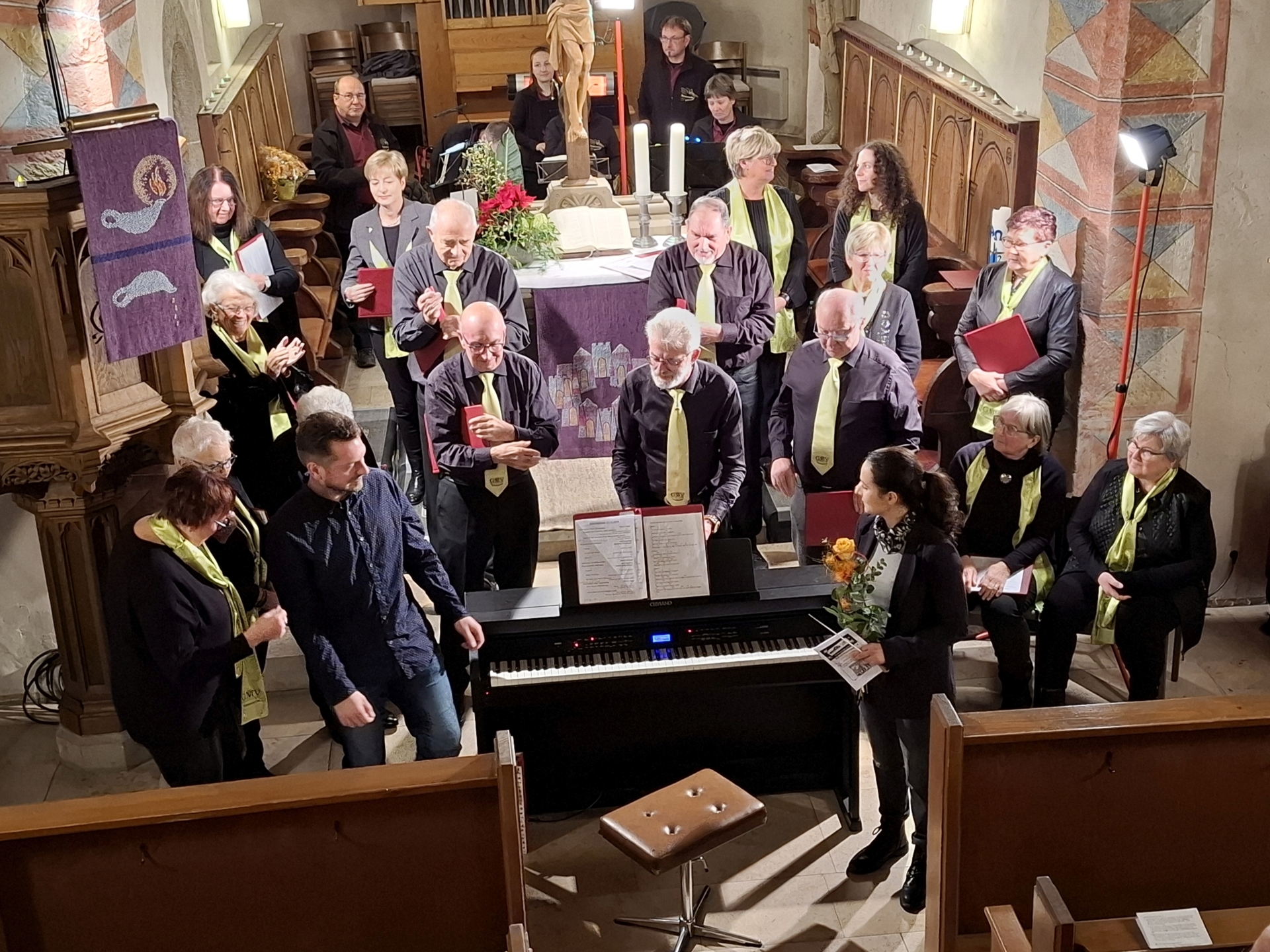 &Uuml;bergabe des Dirigentenstabs von Simon Popp an unsere neue Dirigentin Melis Ert&uuml;rk beim Adventssingen im Dezember 2024 