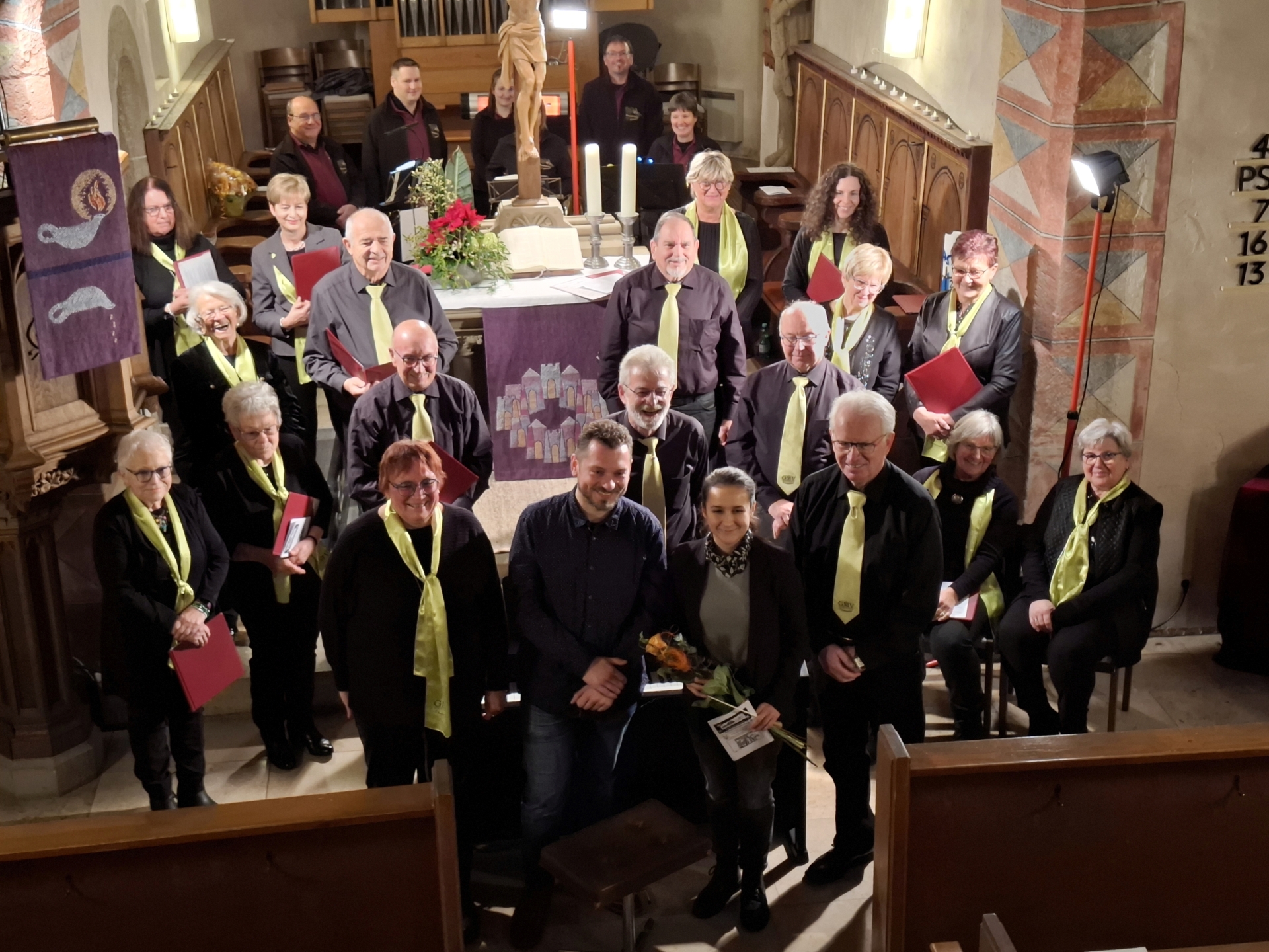 Danke an unseren Dirigenten Simon Popp und Stab&uuml;bergabe an unsere neue Dirigentin Melis Ert&uuml;rk beim Adventssingen im Dezember 2024 