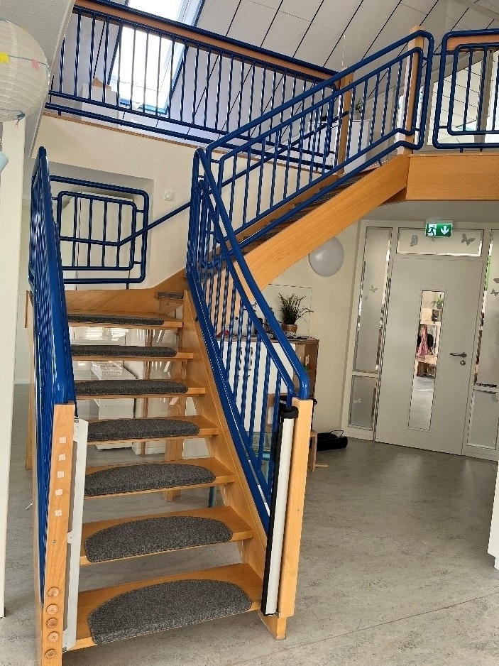 Bild: Aufgang zur Puppenwohnung Schmetterlingsgruppe