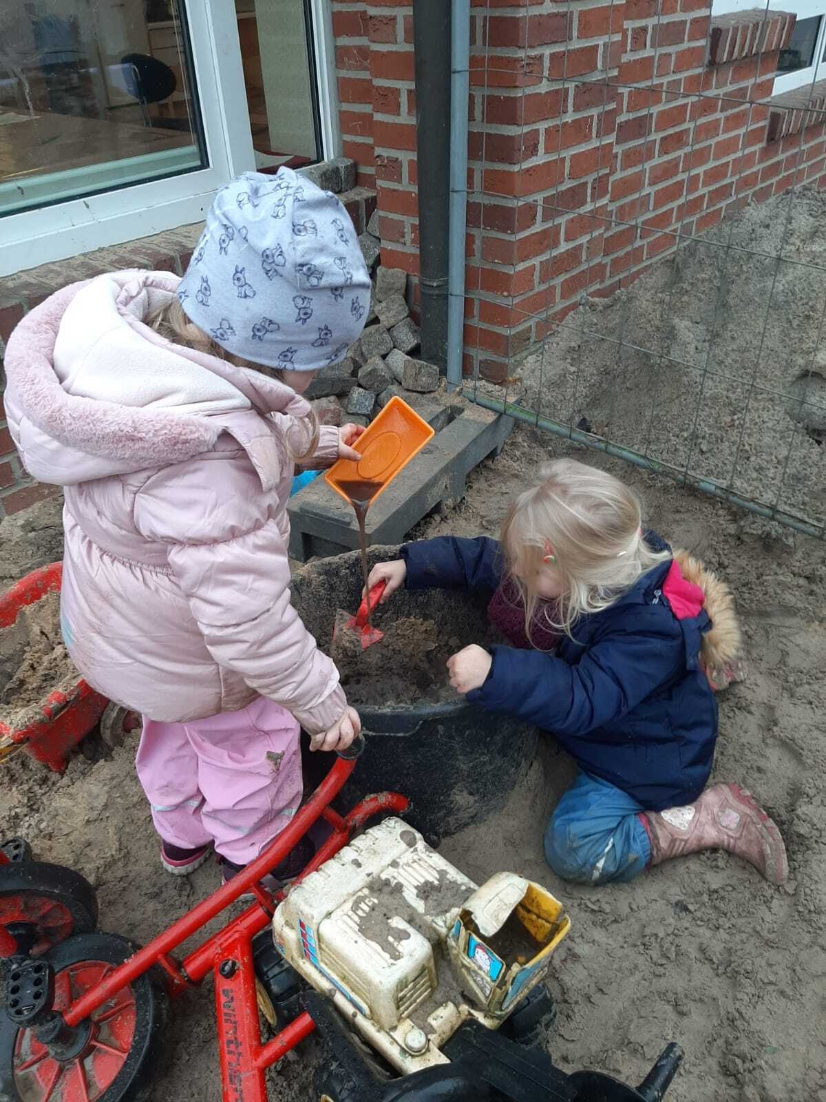Bild: Kinder draußen beim spielen