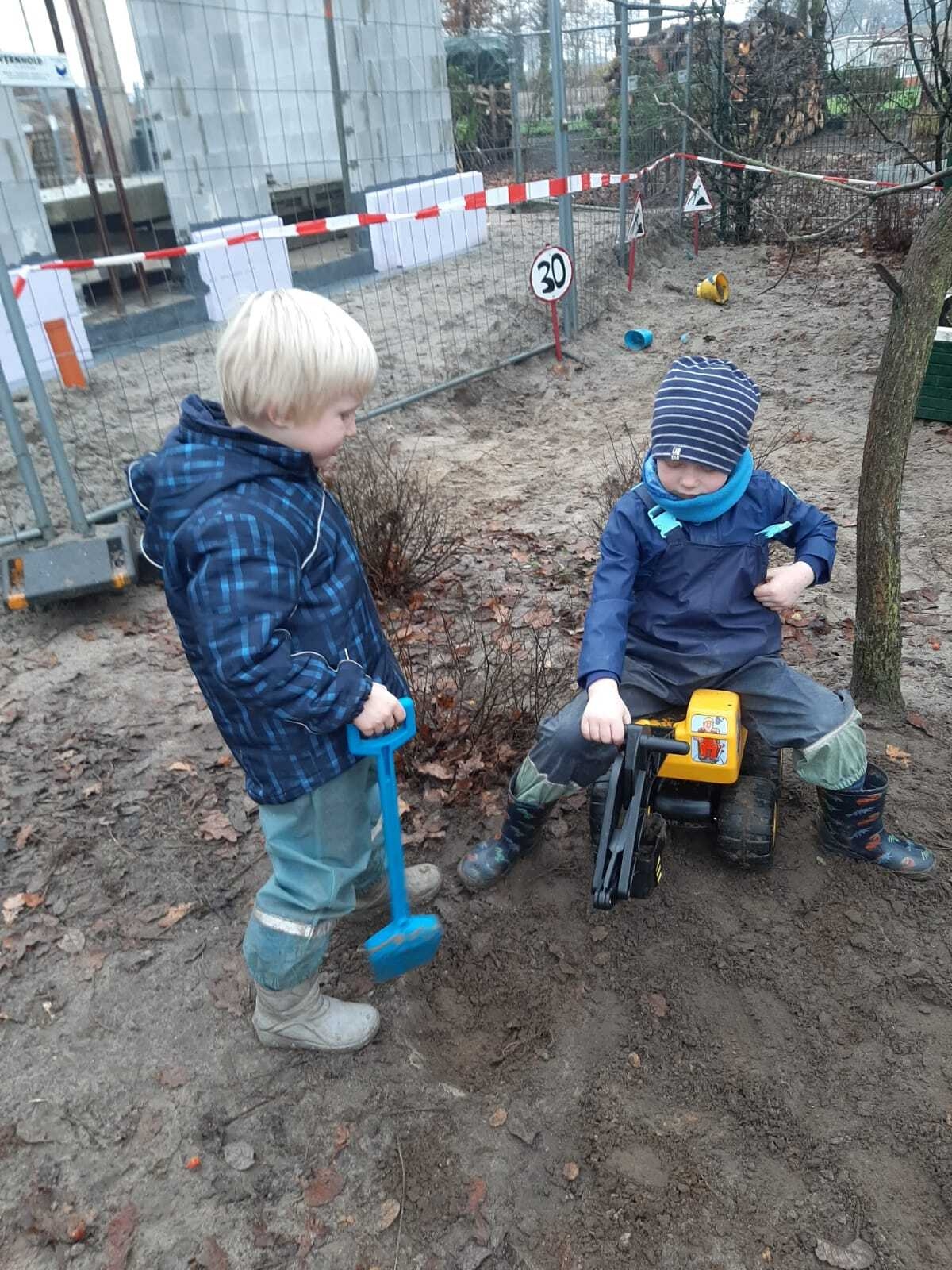 Bild: Kinder draußen beim spielen