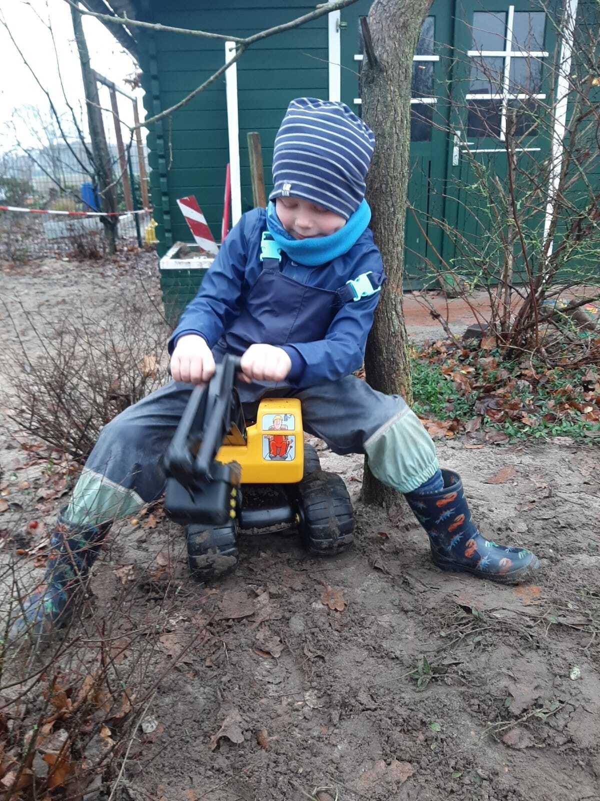 Bild: Kinder draußen beim spielen