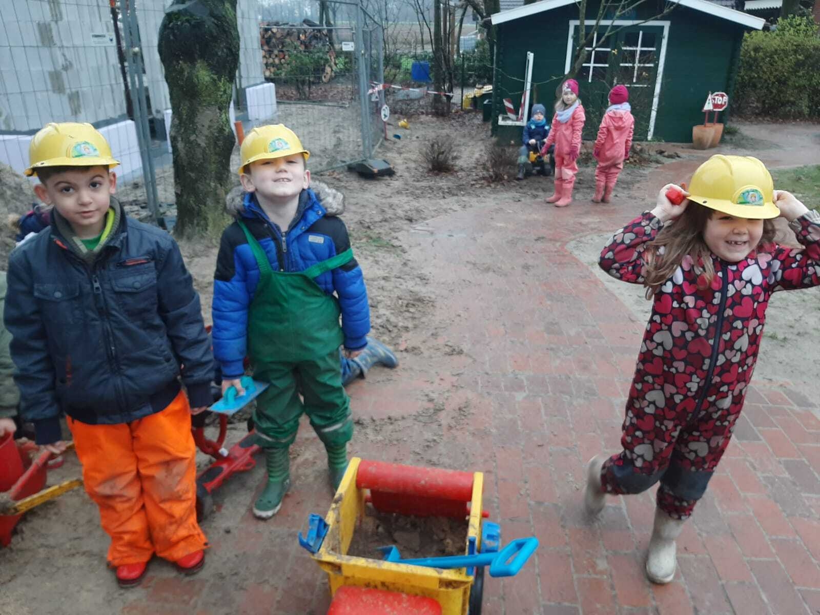Bild: Kinder draußen beim spielen