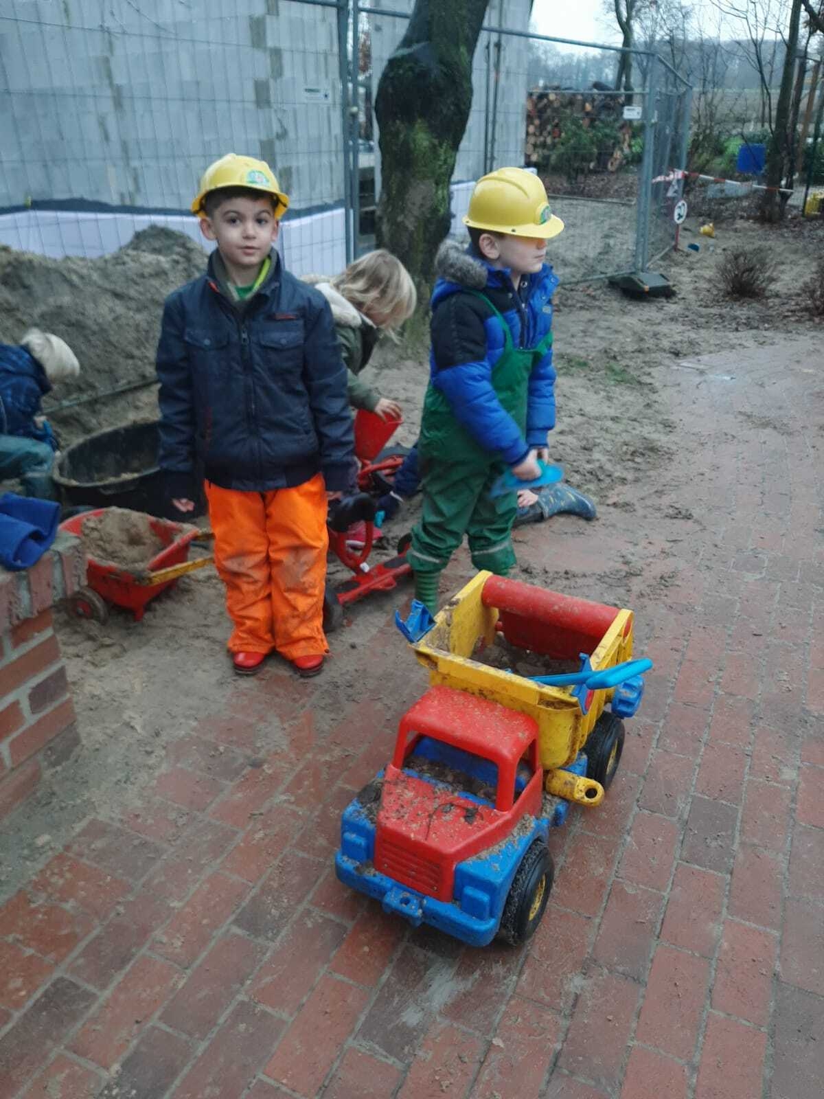 Bild: Kinder draußen beim spielen