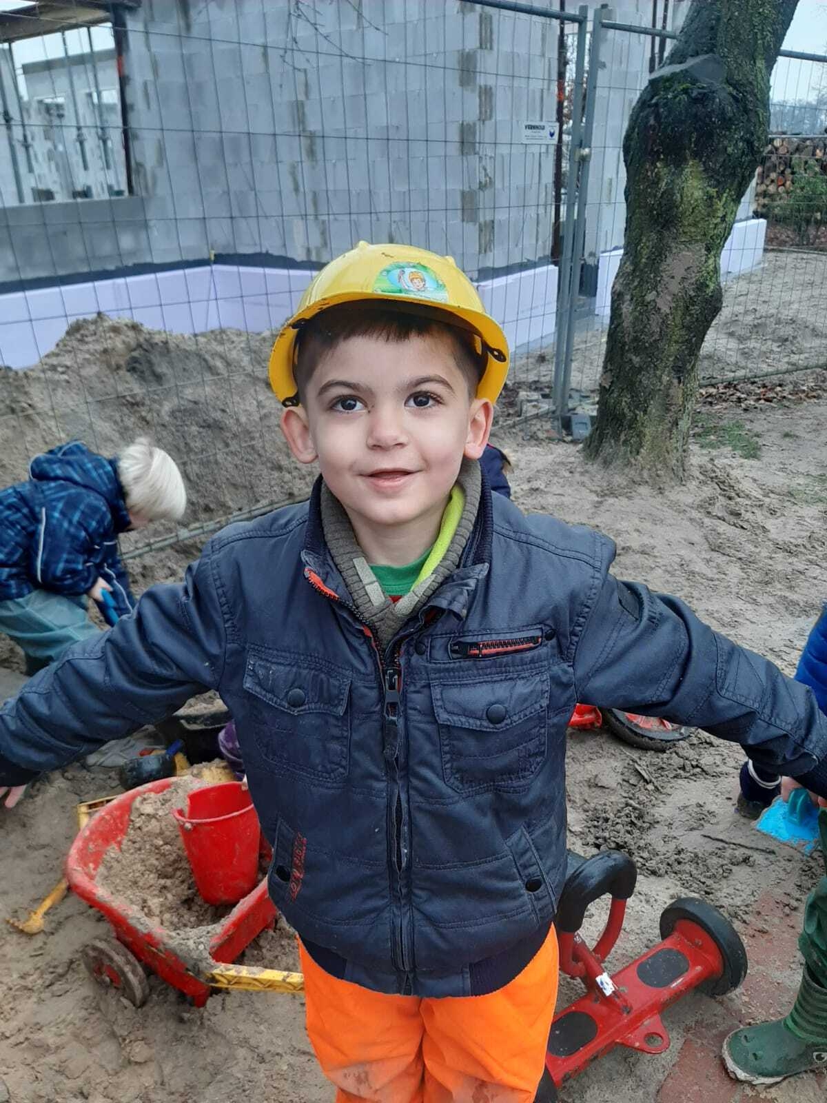 Bild: Kind draußen beim spielen