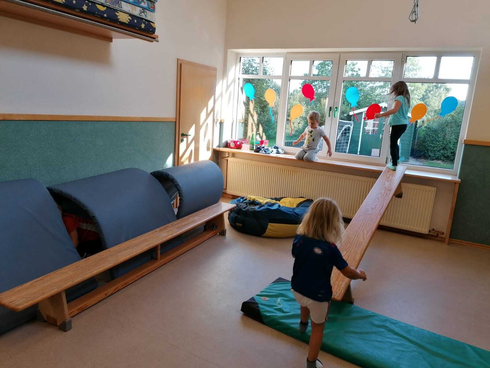 Bild: Kinder im Turnraum