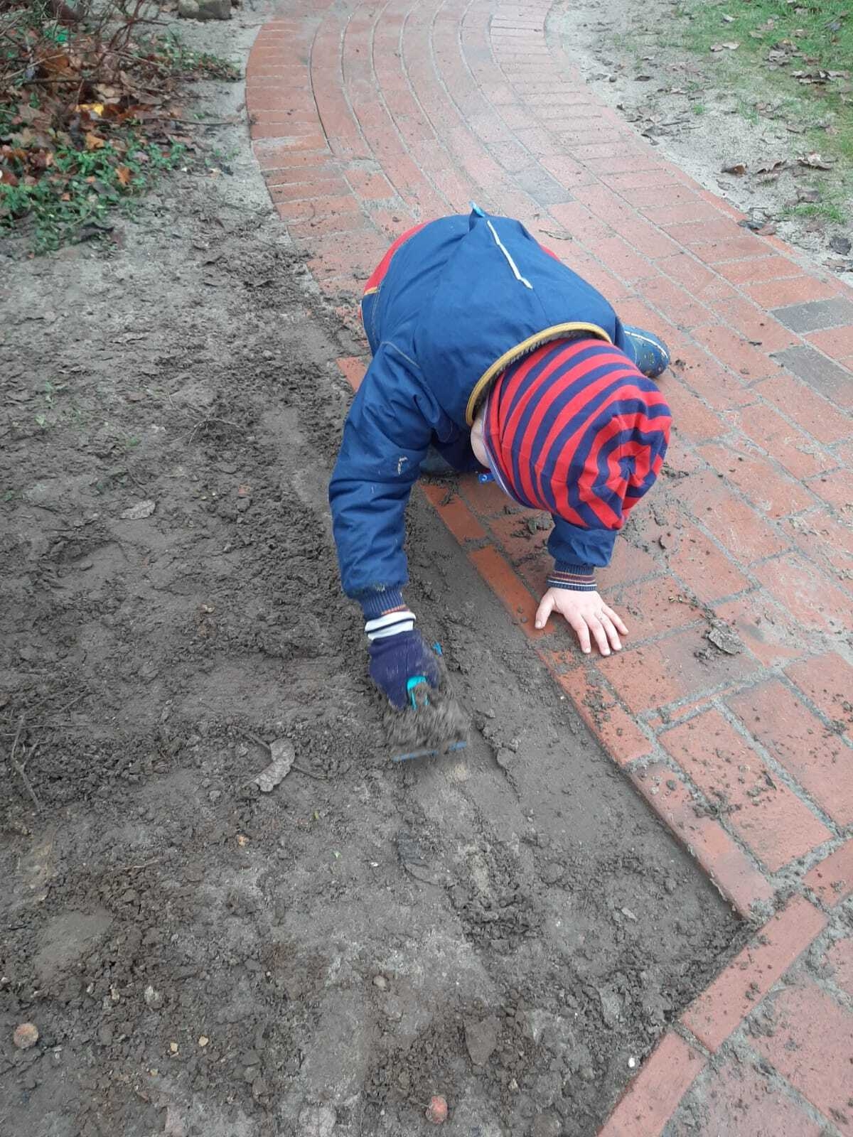 Bild: Kind draußen beim spielen