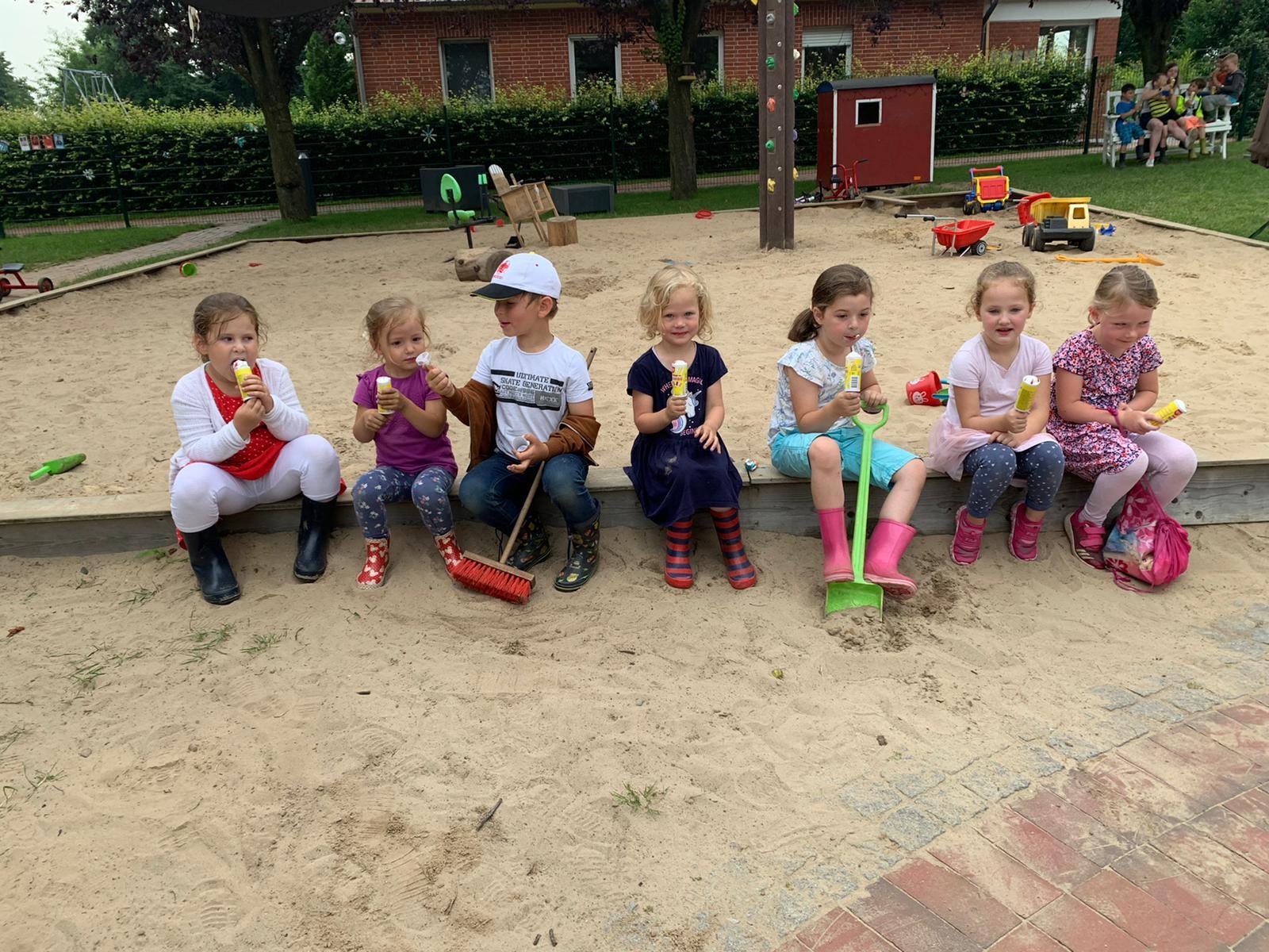 Bild: Kinder im Buddelkasten