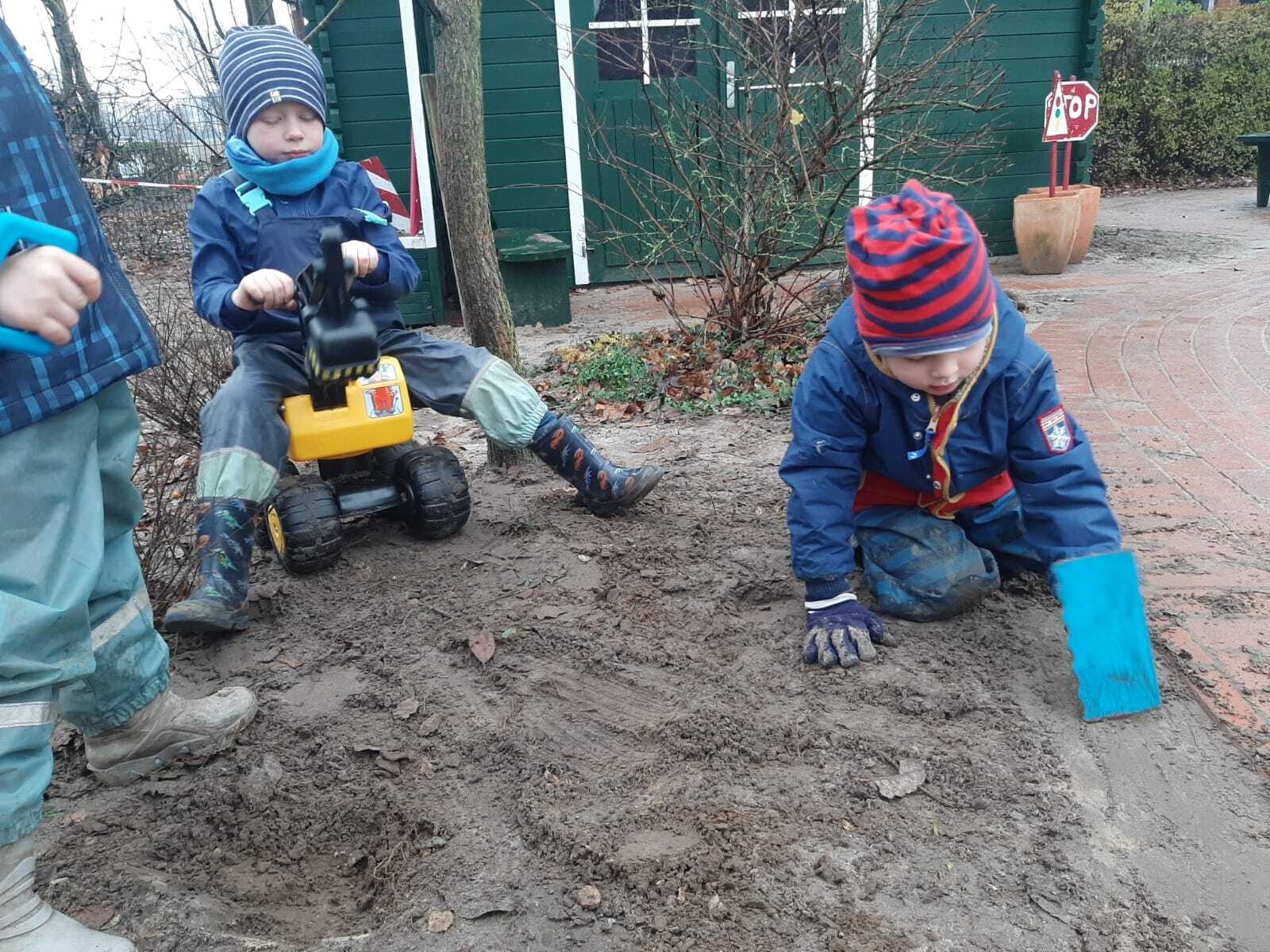 Bild: Kinder draußen beim spielen